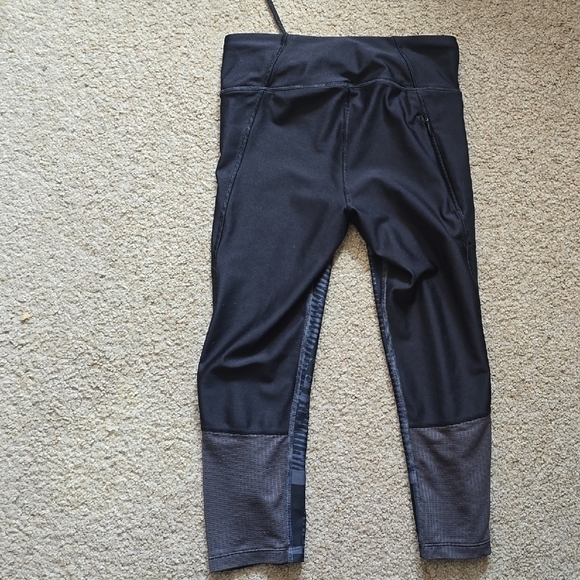 Under Armour Capri Leggings Athletic Running‎ Workout Pockets Black Size Sm - Picture 2 of 6